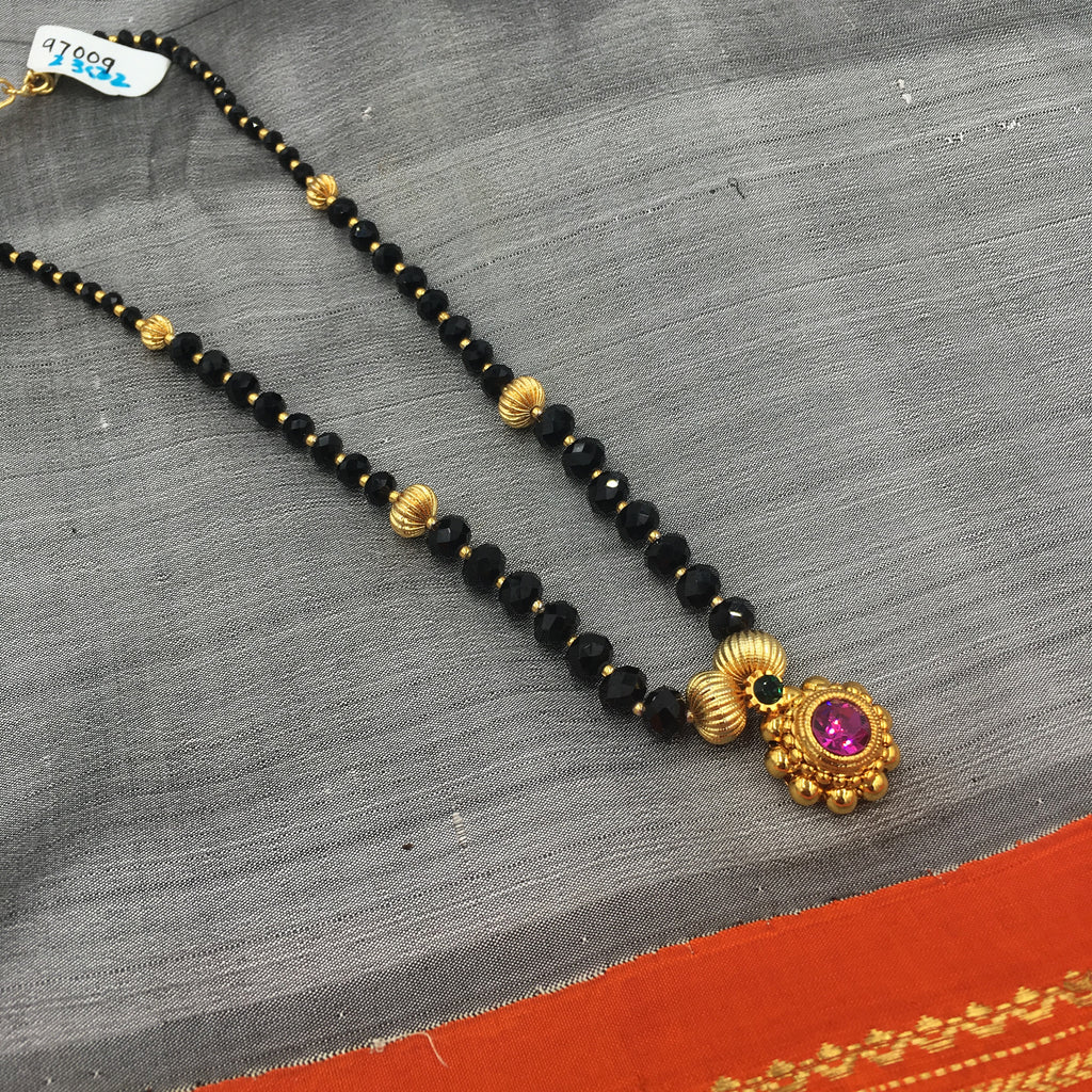 KOPM - Black shining beads with flower pendant