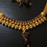 Delicate fit-necklace with red stones and leaf design