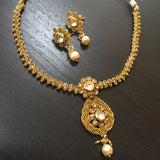 Delicated round necklace with pearl drop pendant